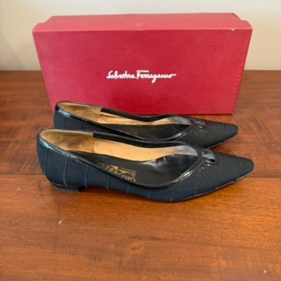 Salvatore Ferragamo Vara Black Patent Leather Flats Bow Logo Size 6.5 - Picture 2 of 7